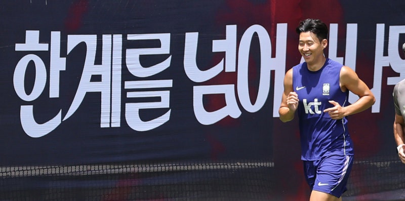 "군대도 안 간 XX들이"...팬들 '인터뷰 패싱' <b>손흥민</b> 두둔 "<b>기자</b> 사과해...