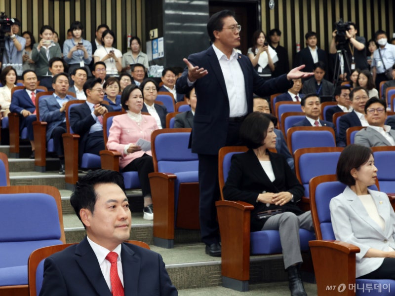 "이러니 최악"vs"나가서 하라"…<b>의총</b> 연 <b>국힘</b>, 시작부터 공개 <b>충돌</b>