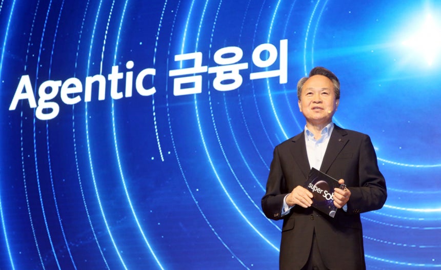 진옥동 신한금융그룹 회장이 17일 서울 중구 신한금융 본사에서 열린 '신한 슈퍼쏠(SOL) 오픈데이-내손안의 금융우주를 만나다' 행사에서 비전스피치를 하고 있다./사진 제공=신한금융그룹 