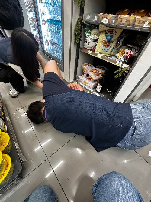 편의점 직원 바닥에 '납작'…일본인 "한국 사람 덕에 훈훈", 무슨 일?