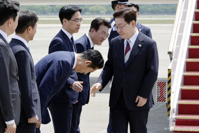 李대통령 귀국하자 정청래 '90도 인사'…전대 앞둔 '당심' 반응할까