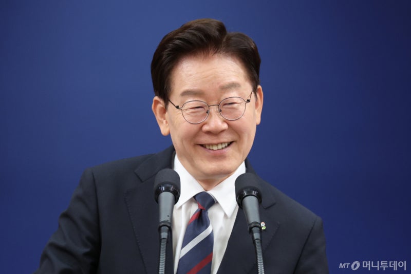 트럼프 "'군함 10척' 신속 건조 가능한가"…李대통령 "당연히 가능"