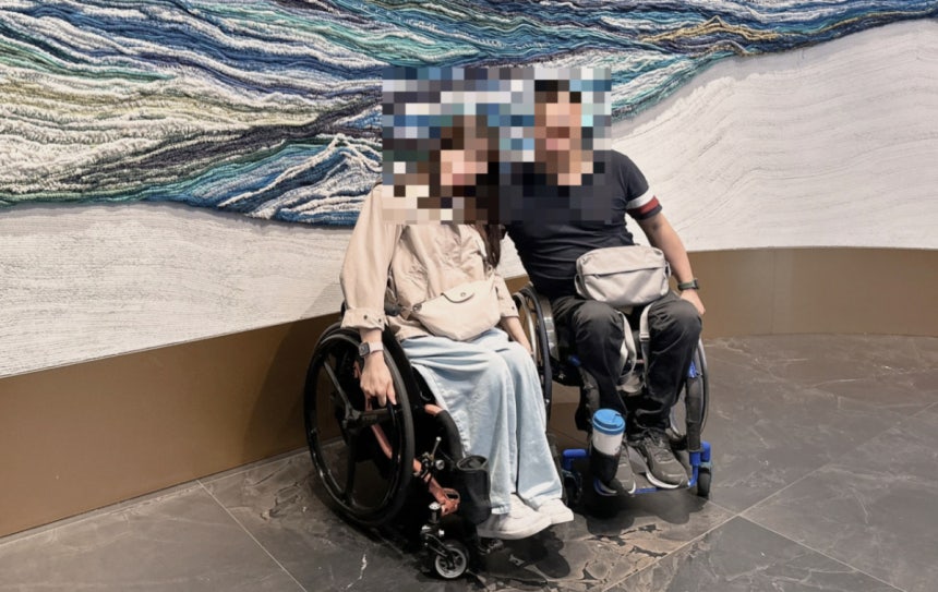 휠체어 탄 대만 부부, 겁에 질려...강남역 취객 막은 한국인 찾았다2