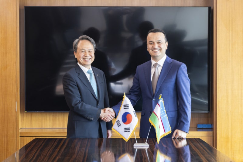 진옥동 신한금융 회장, 우즈벡 장관과 투자·금융 협력 강화 논의