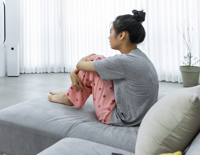 '전업자녀'는 중국의 '취안즈얼뉘(全職兒女·전직자녀)'에서 유래한 신조어로,직장이 없는 자녀가 집안일을 전담하는 대신 부모에게 월급을 받는 것을 뜻한다.2023년 중국이 최악의 청년 실업률을 기록하면서 SNS(소