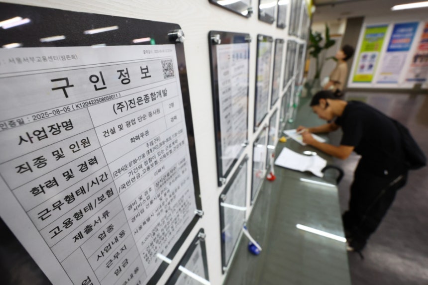 전업자녀가 늘어난 배경으로 취업난과 주거난 등이 꼽힌다.국가데이터처가 11일 발표한 '5월 고용동향'에 따르면 지난달 청년층(15~29세) 취업자는 전년 동월보다 25만5000명 감소했다.청년층 고용률도 25개월