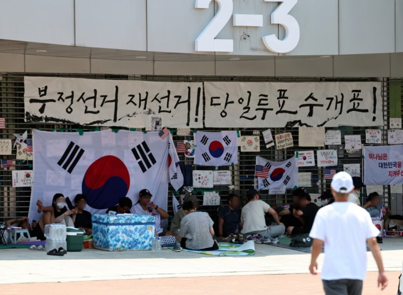 "<b>수류탄</b>이 왜 여기에"…<b>잠실 개표소</b> 시위 현장서 '연습용' 발견