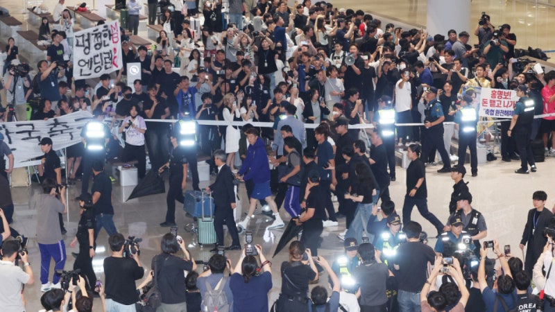 정몽규 등장하자 '개껌' 던진 팬들..."홍명보 사죄하라" 아수라장