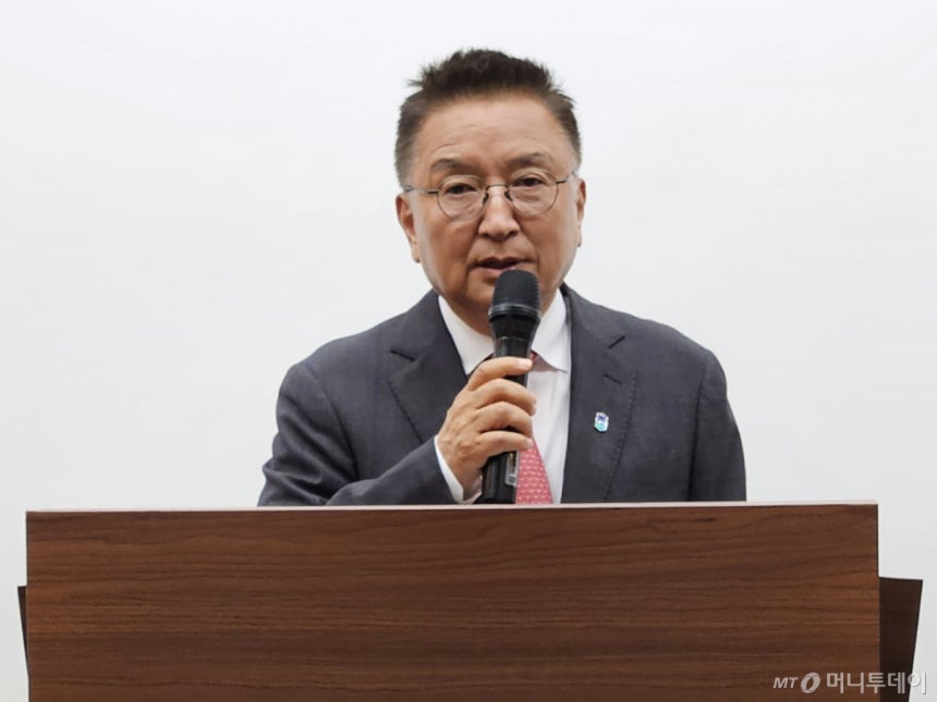 [ 6.3 지방선거를 할 앞둔 2일 김영환 국민의힘 충북지사 후보가 충북도청 브리핑룸에서 마지막 지지를 호소하는 기자회견을 하고 있다/사진=머니투데이 DB
