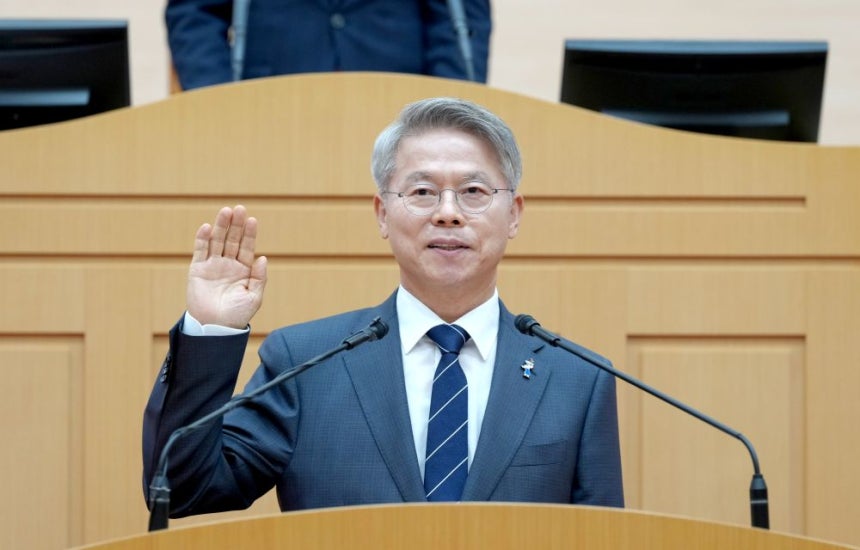 민형배 초대 통합특별시장이 무안청사 특별시의회에서 취임 선서하고 있다./사진제공=전남광주통합특별시