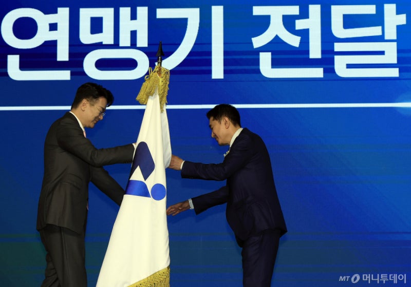KOVO 신임 총재에 이호진…임기 마친 조원태 "한국 배구, 큰 도약 ...