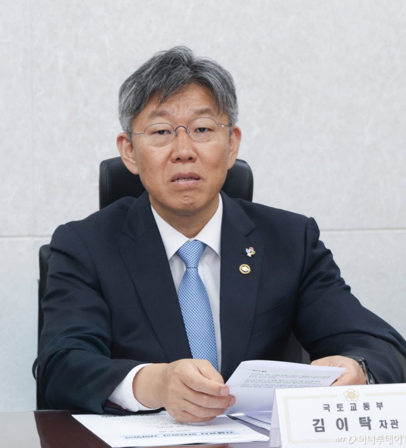 <b>해외건설</b> '시공' 넘어 '투자개발'로… <b>국토부</b>, AI시티·SMR 수출한다