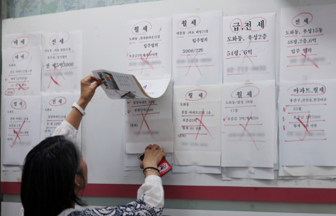 서울 시내 부동산에 매물 정보가 붙어있는 모습./사진=뉴시스