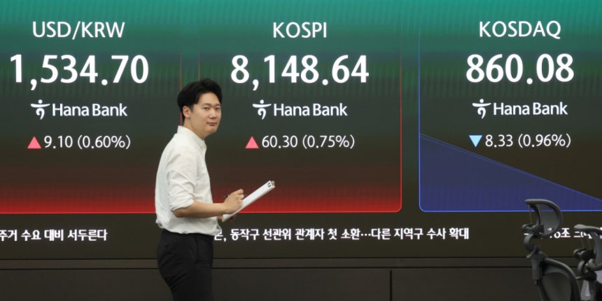 (서울=뉴스1) 오대일 기자 = 6일 오전 서울 중구 하나은행 본점 딜링룸 전광판에 코스피 등 시황이 표시되고 있다. 이날 코스피 지수는 전 거래일(8088.34) 대비 98.48포인트(1.22%) 상승한 818
