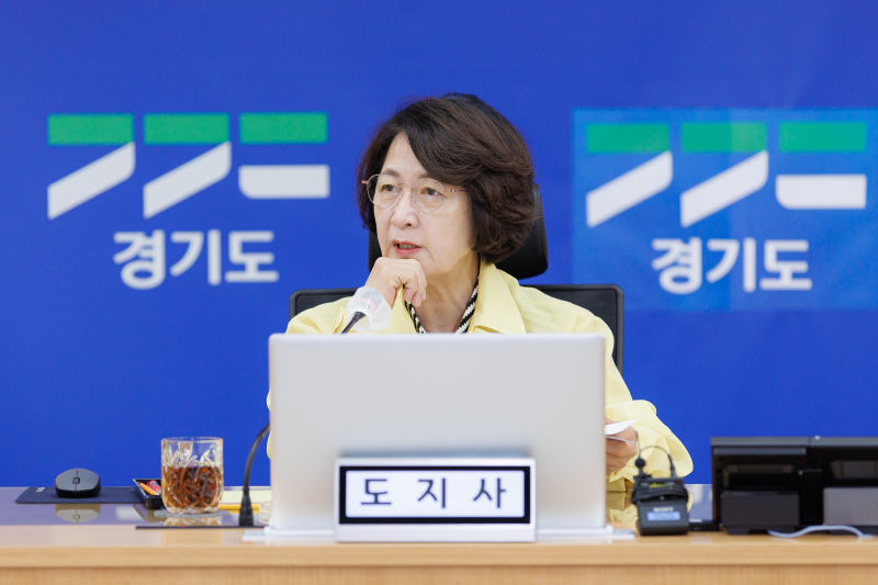 추미애 경기도지사가 6일 도청 재난안전상황실에서 여름철 풍수해 종합대책 및 재난 대응 체계를 보고 받은 뒤 주문을 하고 있다./사진제공=경기도