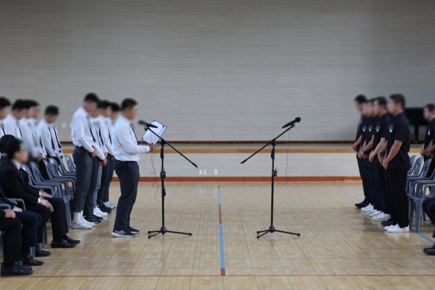 배재고등학교 야구부 학생단(왼쪽)이 6일 '5·18 조롱 구호' 사건과 관련해 광주제일고 야구부 학생들(오른쪽)에게 사과하고 있다. 배재고 학생들은 일제히 고개를 숙였다./사진제공=서울시교육청
