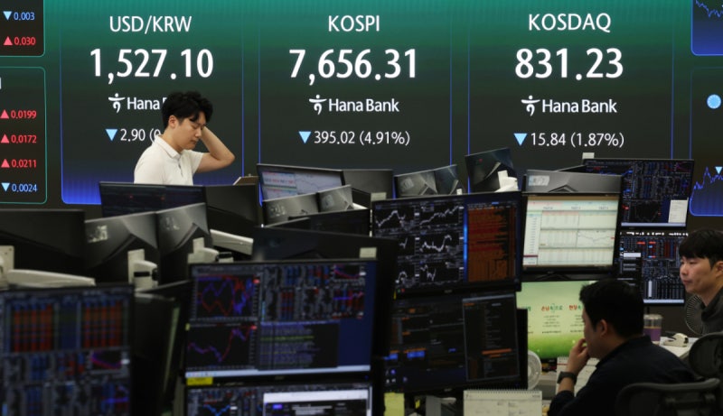 "30만전자 붕괴" "코스피 -4.9%" 비명...삼전 최대실적 찍은 날, 왜