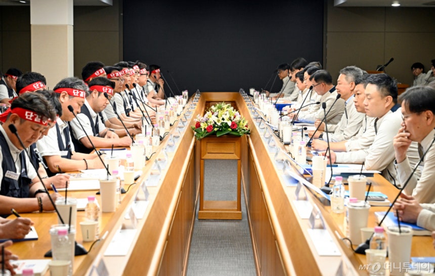  현대자동차 노사가 지난 5월 6일 울산공장 본관 동행룸에서 2026년 임금협상 상견례를 가지고 있다./사진= 현대자동차 제공