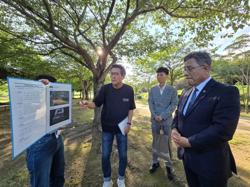 허민 국가유산청장(가장 오른쪽)이 지난 6일 국립자연유산원 건립 대상부지인 부산 을숙도를 점검하는 모습. / 사진제공 = 국가유산청