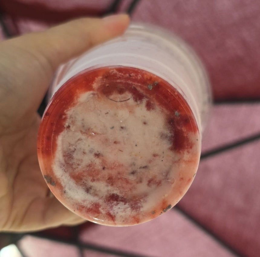 경북 상주 한 개인 카페에서 구매한 스무디에서 다량의 쇳조각이 나왔다는 사연이 전해졌다. 해당 카페 측은 쇠숟가락을 넣고 같이 갈았다며 잘못을 시인하면서도 "삼겹살을 먹고 기름으로 내려보내라"는 황당 응대를 한 것으