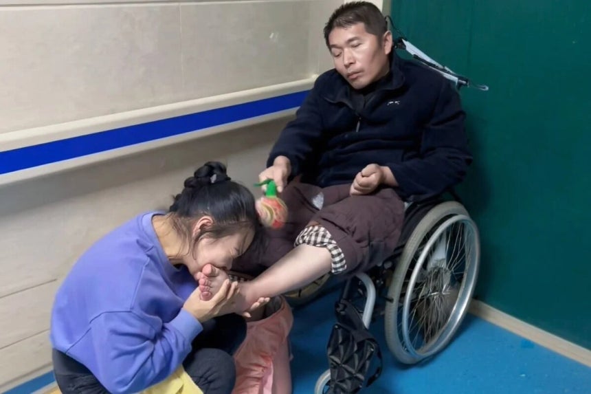 중국에서 추락하는 아이를 구하다가 식물인간 상태에 빠진 남편을 5년간 정성껏 간호한 끝에 의식을 되찾게 한 아내의 사연이 전해졌다./사진=홍콩사우스차이나모닝포스트(SCMP)
