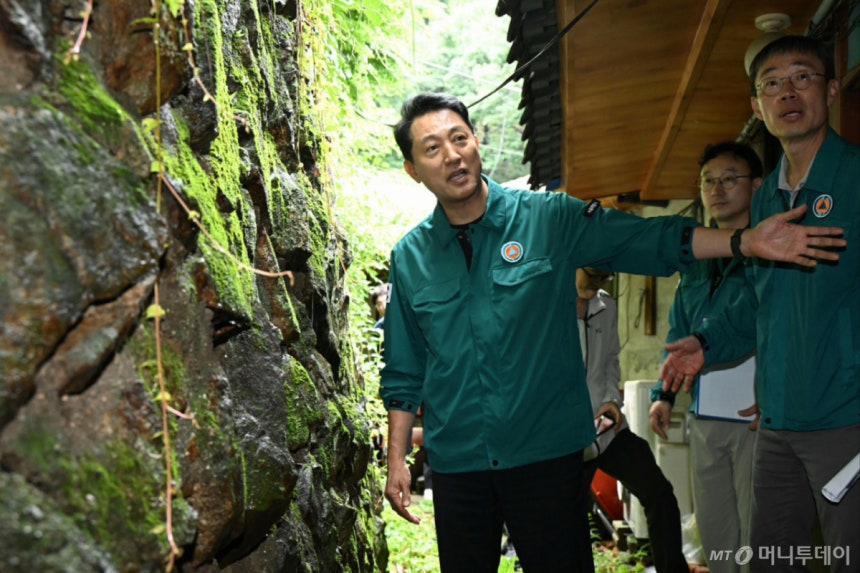 (서울=뉴스1) = 오세훈 서울시장이 18일 서울 은평구 약수사를 찾아 산사태 방지 시설을 점검하고 있다.(서울시 제공.재판매 및 DB 금지) 2026.7.18/뉴스1 Copyright (C) 뉴스1.All 