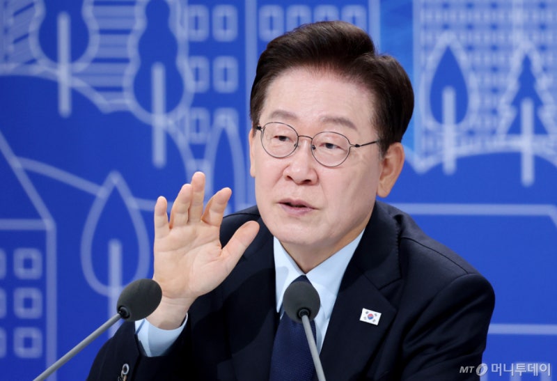 李 "<b>3기 신도시</b> 기간 절반 단축 검토"…헬기 타고 택지 직접 찾는다