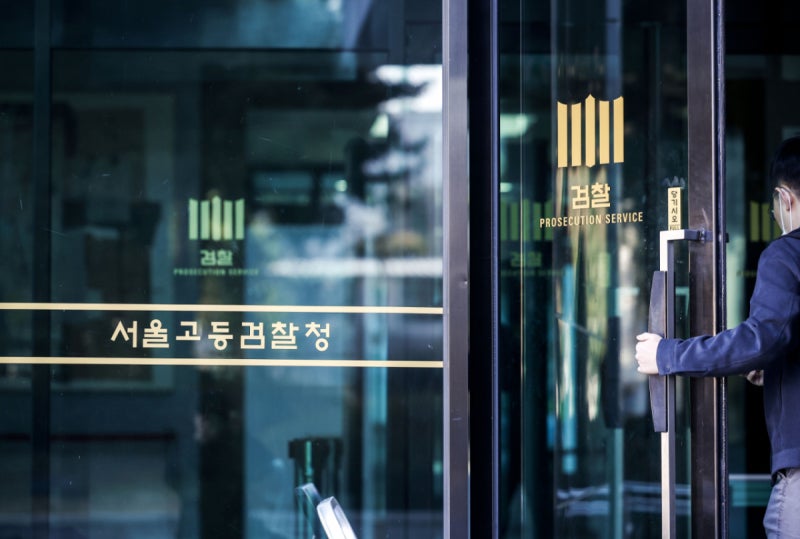 "압수된 와인 바꿔치기해줄게"…수천만원 뜯어낸 <b>세관 공무원</b>들