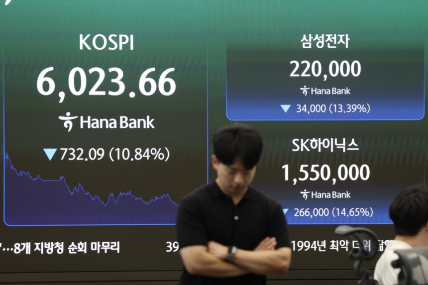 28일 오후 서울 중구 하나은행 딜링룸에서 딜러가 업무를 보고 있다.이날 코스피지수는 전거래일보다 732.09포인트(10.84%) 내린 6023.66에 장을 마쳤다.코스닥지수는 59.01포인트(7.72%) 하락한