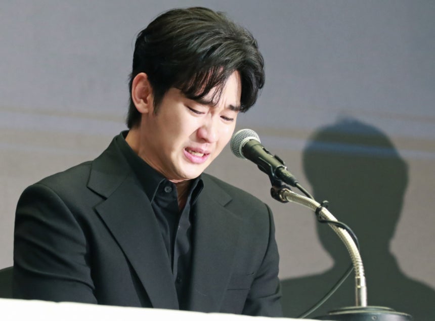 배우 김수현이 지난해 3월31일 오후 서울 마포구 상암동 스탠포드호텔에서 진행된 기자회견에서 최근 불거진 사생활 논란에 대해 밝히고 있는 모습./사진=이동훈.