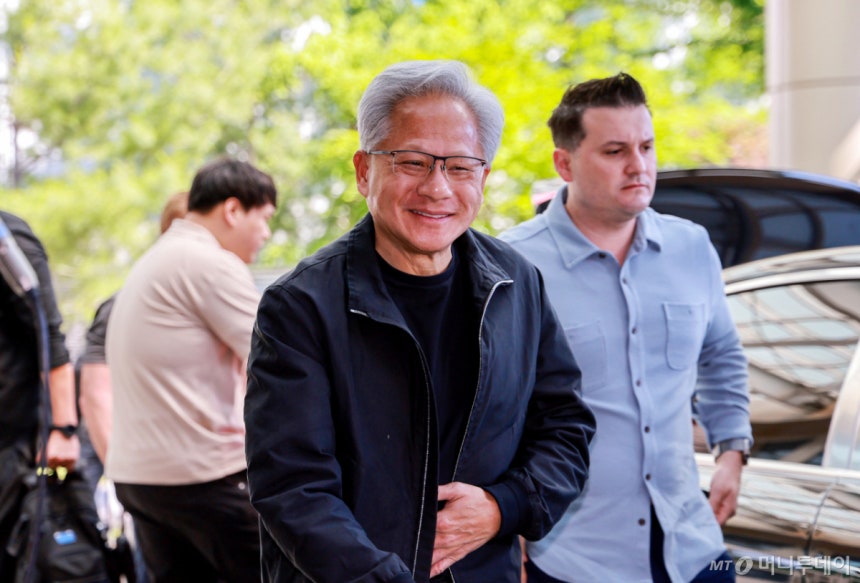 젠슨 황 엔비디아 CEO(최고경영자)가 지난달 9일 서울 강서구 서울김포비즈니스항공센터(SGBAC)를 통해 출국하고 있다./사진=뉴스1