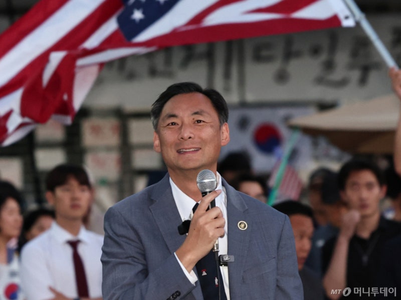 '이 대통령 명예훼손' <b>모스탄 출국정지</b> 연장 취소소송 각하…"항소할 것...
