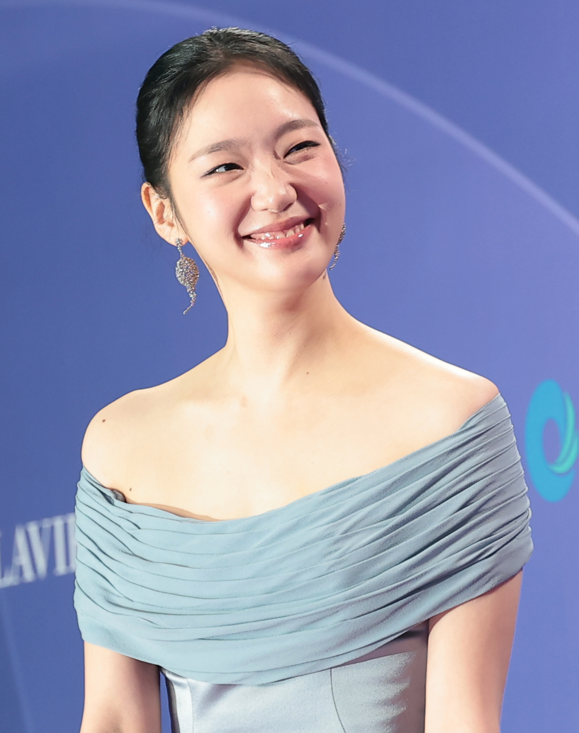 김고은, 청룡시리즈어워즈 대상…"많은 기회 달라" 눈물 소감
