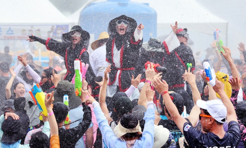 경남 <b>양산 42.5도</b> '<b>역대 최고</b>'…정부, 중대본 2단계 격상