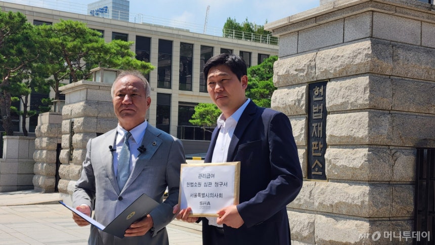 황규석(왼쪽) 서울시의사회 회장과 환자 남주성씨(오른쪽)가 3일 서울 종로구 헌법재판소 정문 앞에서 기자회견을 열고,'관리급여 헌법소원 심판 청구서'를 제출하려는 배경에 대해 설명하고 있다./사진=정심교 기자