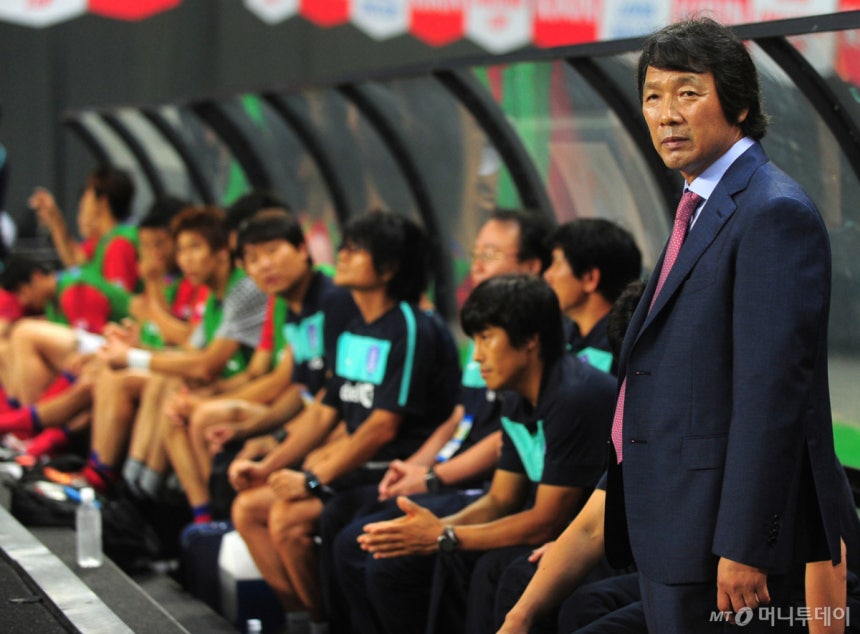 2011년 8월 10일 삿포로돔에서 열린 한일 축구대표팀 친선경기에서 조광래 감독이 경기장을 바라보고 있다.  