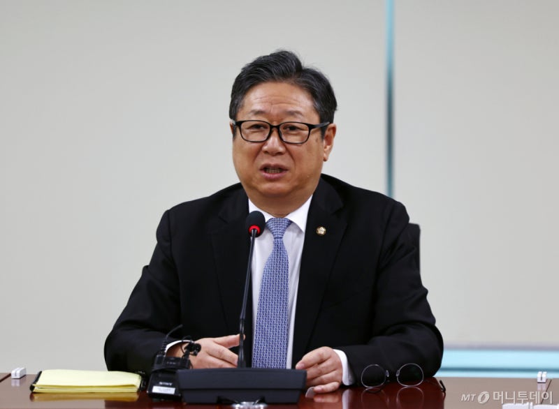 "<b>폐버스</b>를 <b>청년</b> 주거공간으로"…<b>황희</b>, 논란 사흘만에 "진심으로 <b>사과</b>"