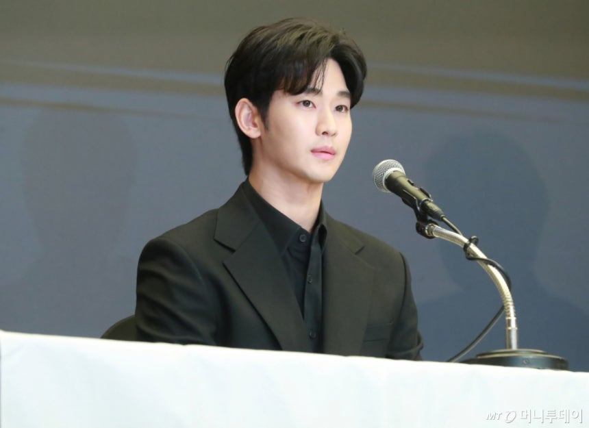 배우 김수현이 지난해 3월31일 오후 서울 마포구 상암동 스탠포드호텔에서 진행된 기자회견에서 최근 불거진 사생활 논란에 대해 밝히고 있다. /사진=이동훈 photoguy@