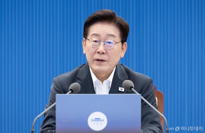 李대통령 "부동산 거품 더는 방치 안돼...전방위적 주택<b>공급 총력전</b>"