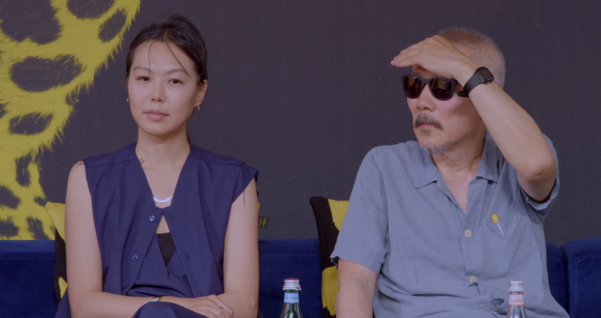 "촬영장에서 수유까지"…<b>김민희</b>, '혼외자 출산 후' <b>홍상수</b>와 첫 <b>공식</b>석...