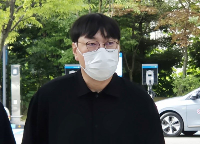 <b>이진호</b>, 뇌출혈 후 목발 짚고 법원에..."매일 후회했다" 선처 호소