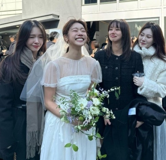 걸그룹 멤버 입은 웨딩드레스가 30만원…<b>소진 초절약 결혼</b>식 팁은?