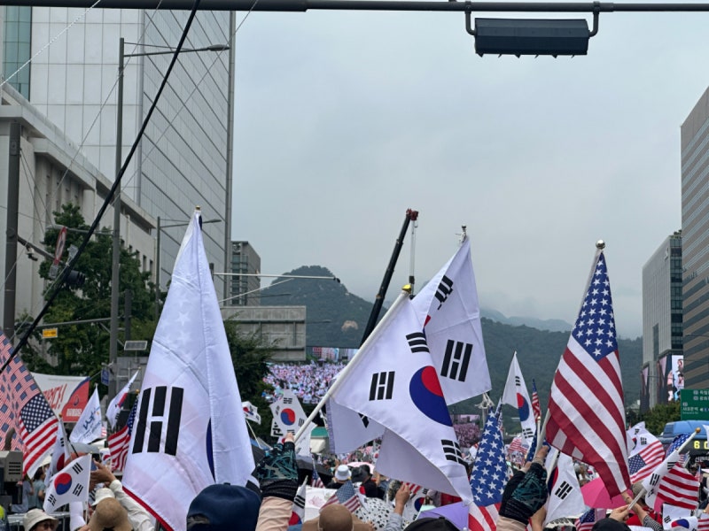 <b>광화문</b>엔 태극기, 송현공원엔 노조 깃발…광복절 도심 곳곳 집회