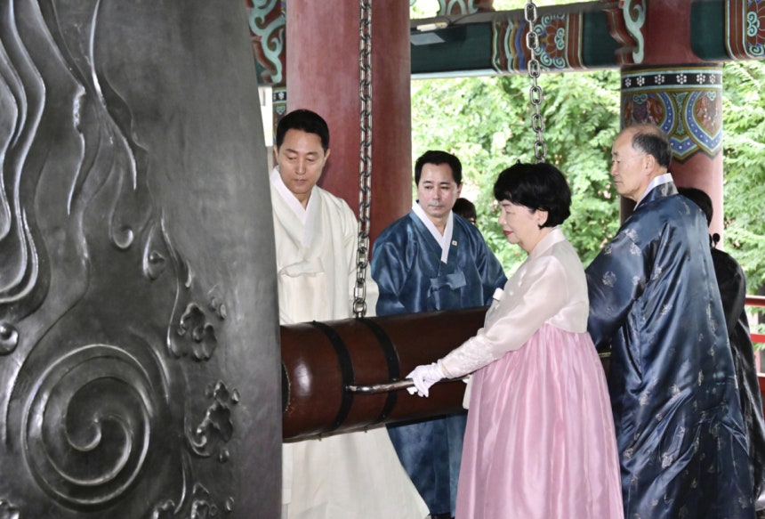 이달 15일‘제81주년 광복절 기념 타종행사’에 참석한 임만균 서울특별시의회 의장이 타종인사들과 함께 타종하고 있다./사진제공=서울시의회