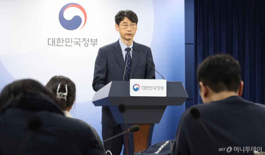 김경만 과학기술정보통신부 인공지능정책실장이 20일 오후 서울 종로구 정부서울청사에서 '독자 AI 파운데이션 모델 (독파모) 프로젝트' 선정 기업 발표를 하고 있다./사진=뉴시스 /사진=추상철