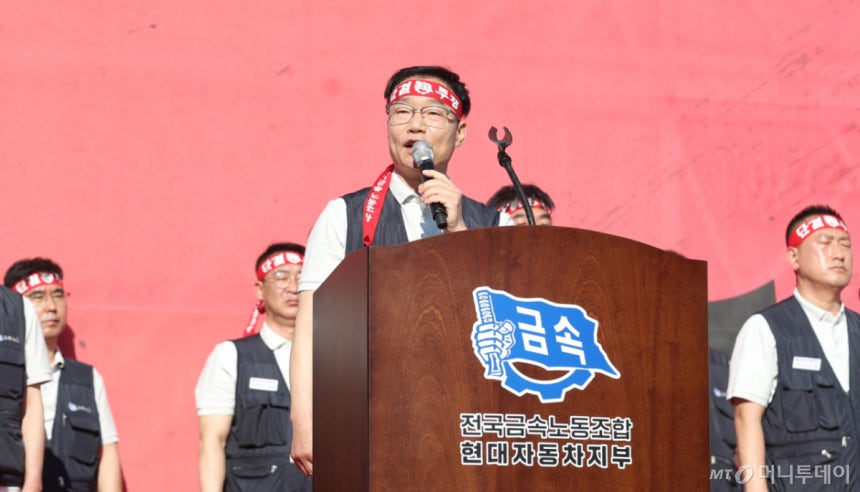 지난 5월 13일 울산공장 본관 앞에서 열린 2026년 단체교섭 완전 승리를 위한 출정식에서 투쟁사를 하고 있다./사진= 뉴스1