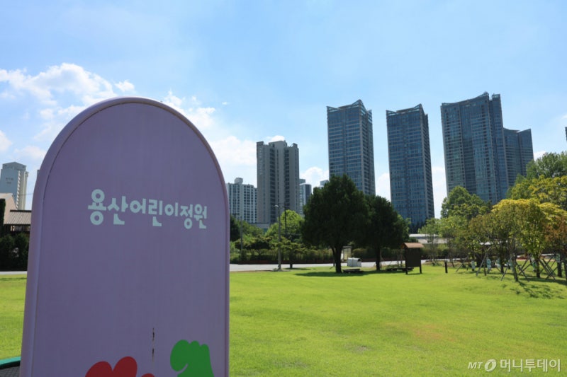 [단독]찬반 갈린 <b>용산공원</b> 주택공급…靑, 여론조사 추진