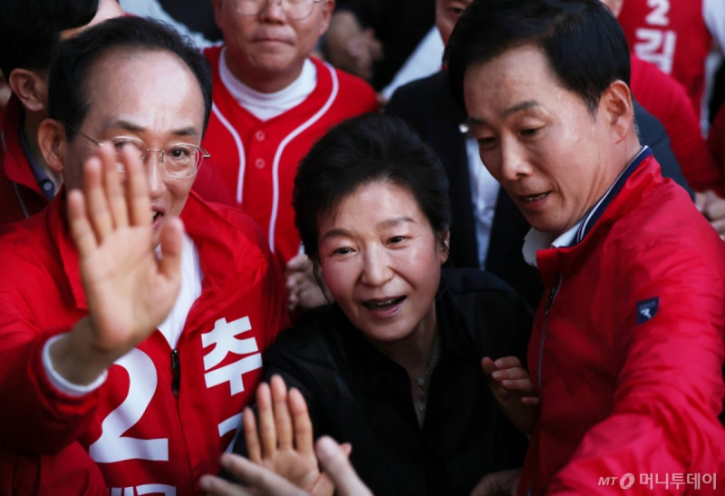 <b>정점식</b>, <b>박근혜 예방</b>해 "연찬회 와달라"…朴 "검토해보겠다"