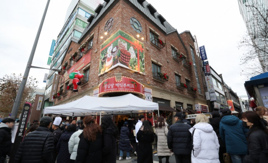 지난해 12월 대전 중구 성심당 일대에 빵을 사려는 고객들이 차례를 기다리고 있다. / 사진 = 뉴스1