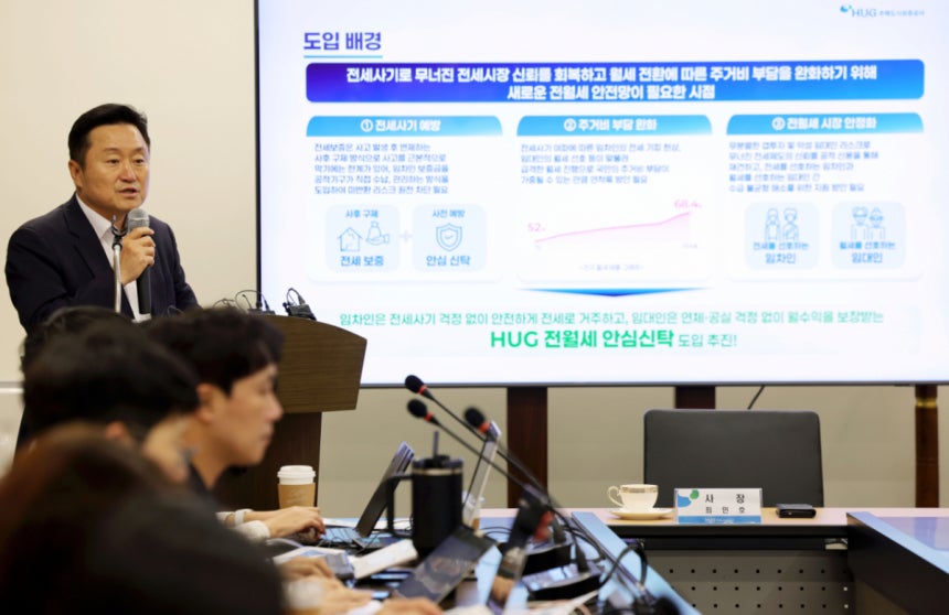 [서울=뉴시스] 홍효식 기자 = 최인호 주택도시보증공사(HUG) 사장이 20일 오전 서울 영등포구 주택도시보증공사 서울서부지사에서 전월세 안심신탁 기자 간담회를 하고 있다.2026.08.20./사진=홍효식